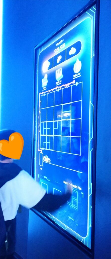大阪・関西万博のマレーシア館にて。大きい液晶を使用したゲーム。