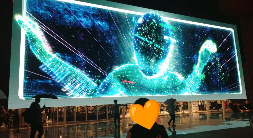 大阪・関西万博の夜の韓国パビリオン外観