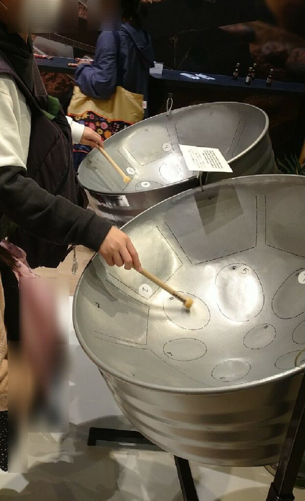 大阪・関西万博のコモンズA館にあるブラジルパビリオンにて。スティールパンを体験出来る。