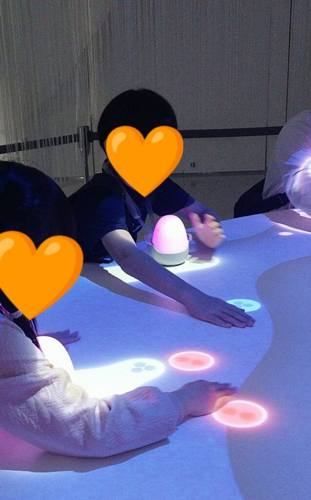 大阪・関西万博の電力館にて。核融合をゲームで学ぶ。