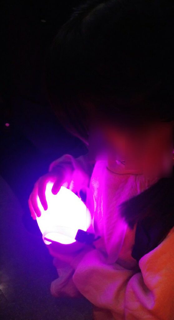 大阪・関西万博の電力館にて。タマゴを手に入れた娘。