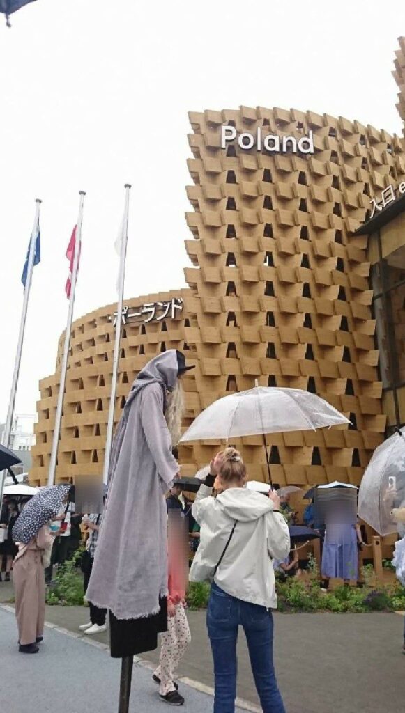 大阪・関西万博にて。ポーランドの竹馬(?)に乗った人。