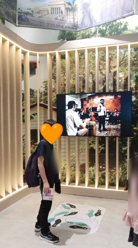 大阪・関西万博のコモンズD館にある、ステップを踏んでみるコーナー。