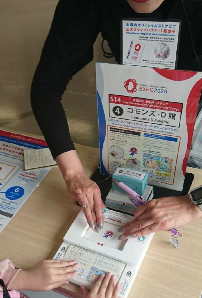 大阪・関西万博のコモンズ館でスタンプ。波乗りミャクミャクが出来上がるらしい。