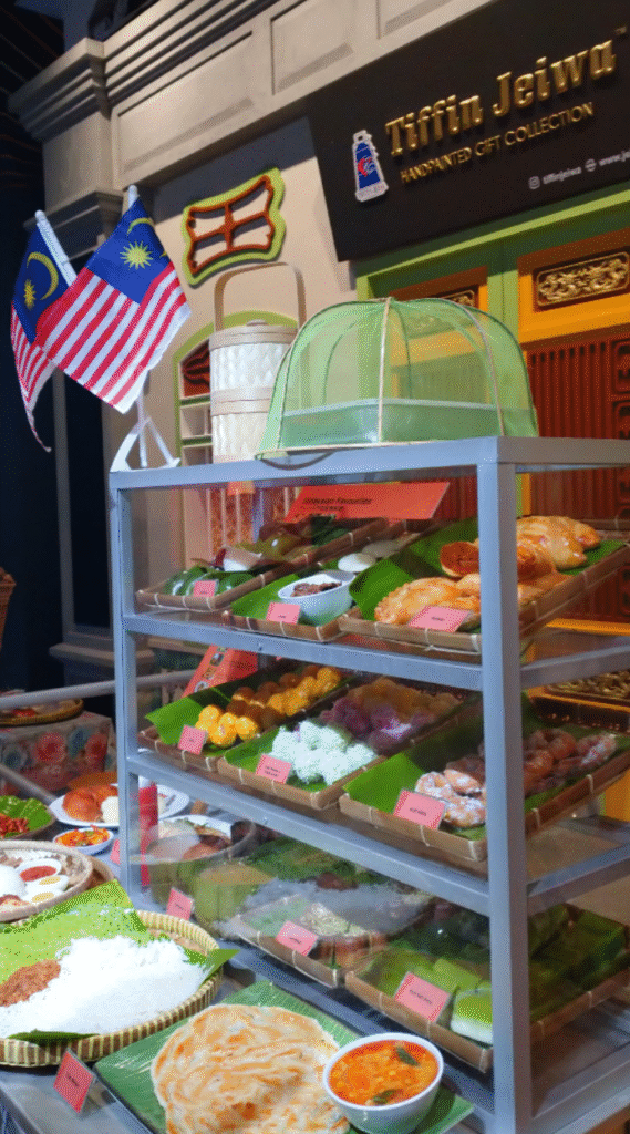大阪・関西万博のマレーシア館にて。屋台の食事を再現した食品サンプル。