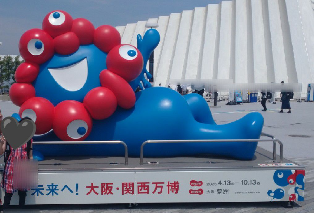 大阪・関西万博にて。寝転ぶミャクミャク。8月に大阪市役所から移設された。