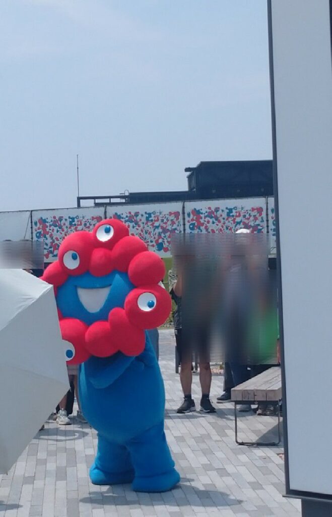 大阪・関西万博にて。野良のミャクミャクに遭遇。