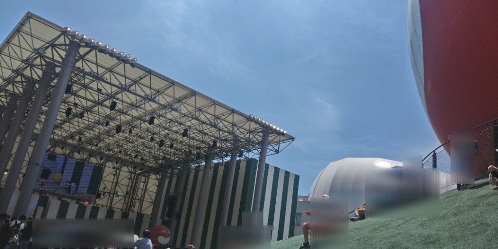 大阪・関西万博にて。よしもとwaraii miraii館のステージ。