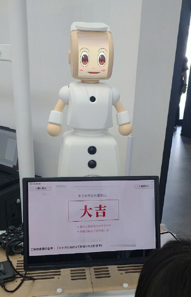 大阪・関西万博のフューチャーライフヴィレッジにて期間限定で開催されていた(ISTC)国際科学技術センターのおみくじロボット