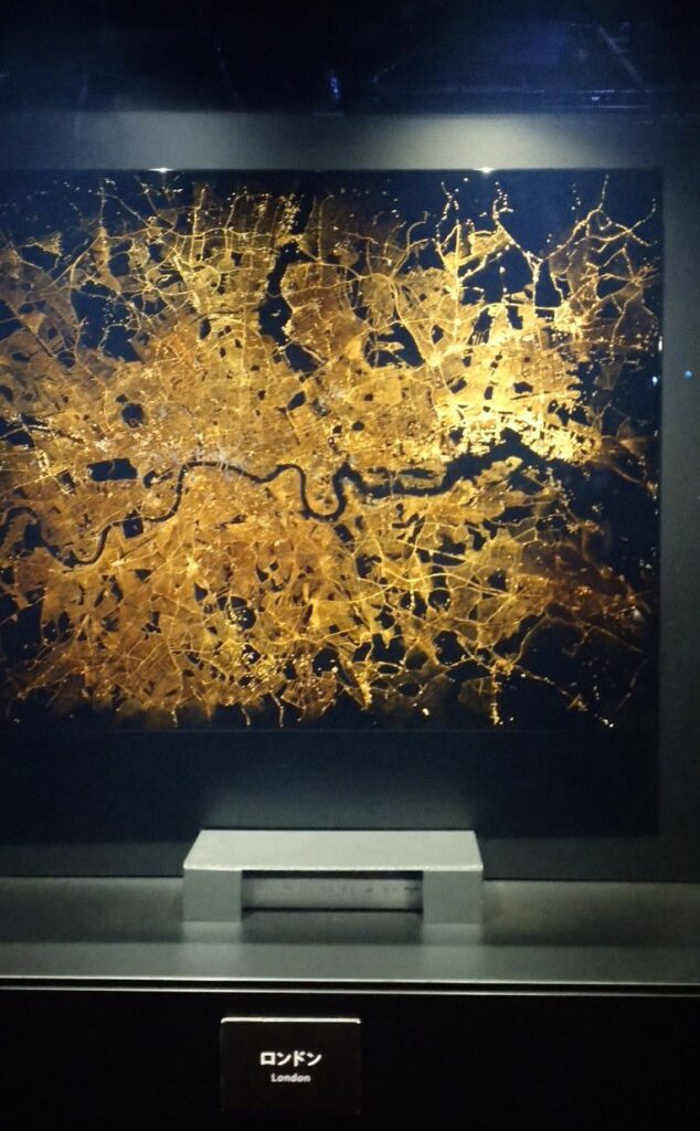 大阪・・関西万博の夜の地球 Earth at Nightにて展示されていた作品。金箔で作ったロンドン。