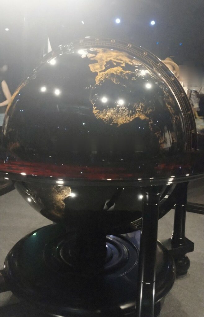 大阪・関西万博の夜の地球 Earth at Nightにて展示されている、輪島塗の地球儀。