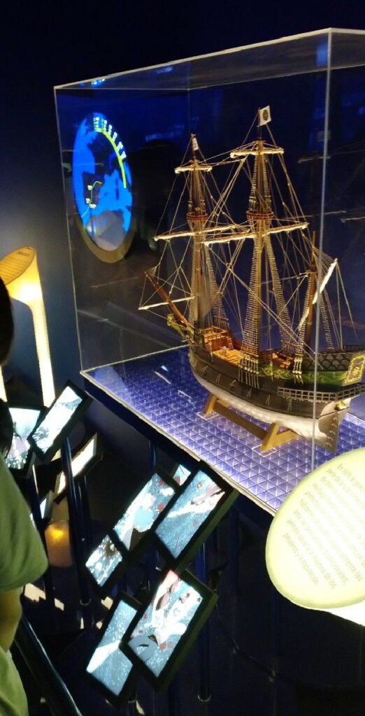 大阪・関西万博のスペインパビリオンにある船の展示。