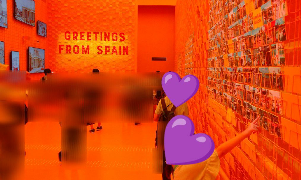 大阪・関西万博のスペインパビリオンにて。オレンジ色で明るいコーナー。