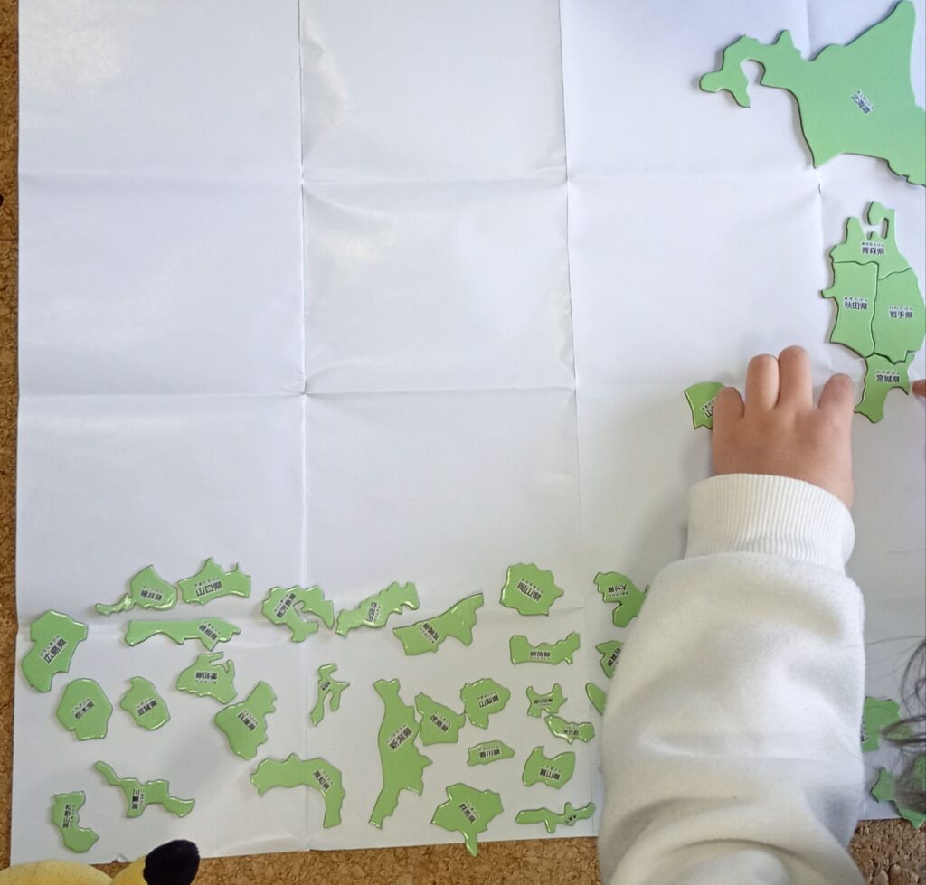 セリアの日本地図パズル110
円。レベルが3つあり、こちらは中級。シートを裏向けて利用しています。